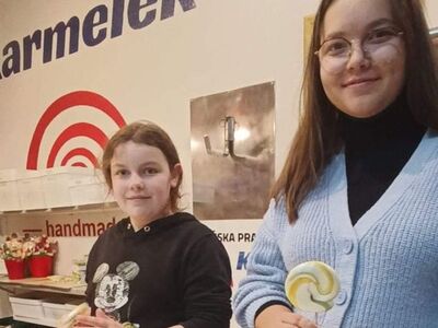 Wychowankowie formują lizaka w pracowni słodyczy.