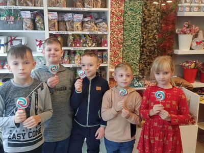 Dzieci z Kosierzewa podczas wizyty w koszalińskim "Karmelku". 