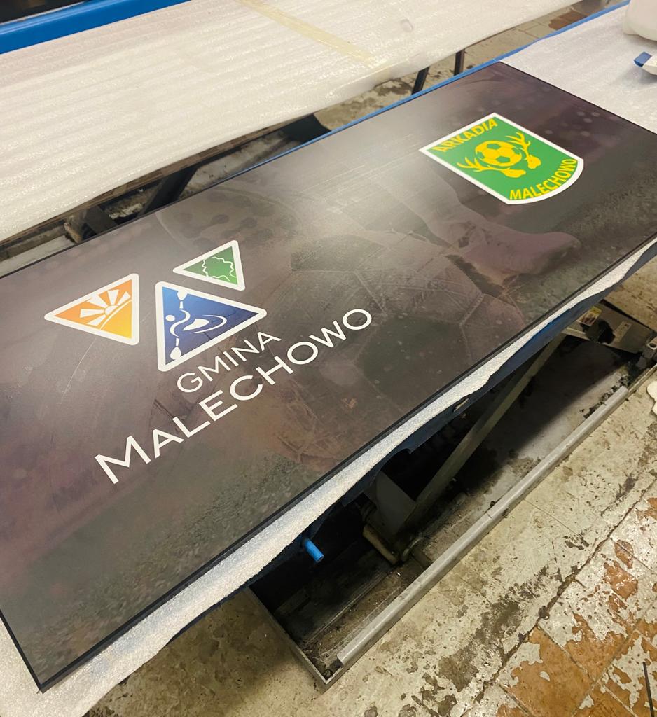 Elementy reklamowe piłkarskiego placu zabaw.
