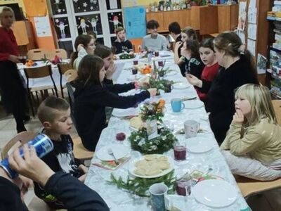 Wychowankowie podczas wieczerzy wigilijnej.
