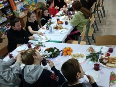 Dzieci dzielą się opłatkiem i składają życzenia 
