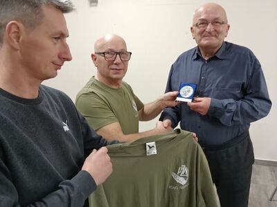 Moment wręczenia medali i koszulki.