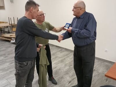 Moment wręczenia medali i koszulki.