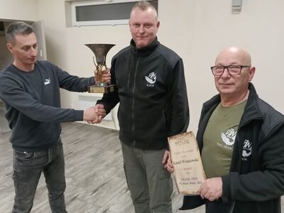 Moment wręczenia pucharu i dyplomu.