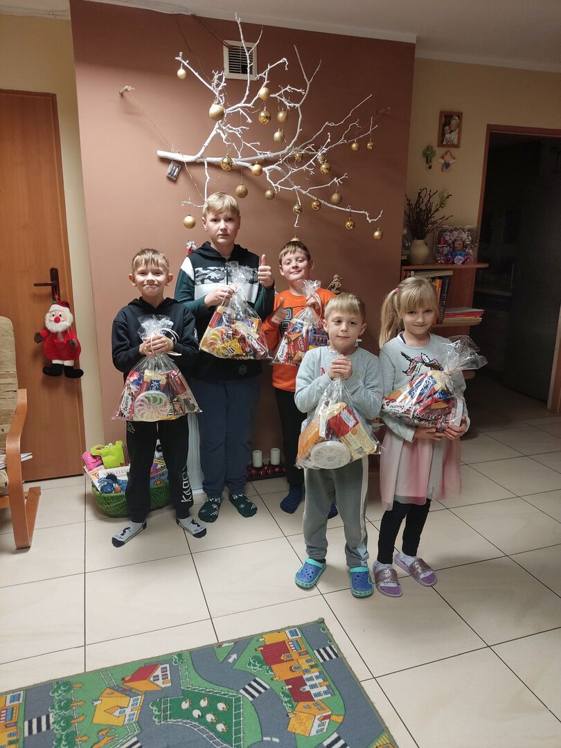 Dzieci z Kosierzewa z upominkami od św. Mikołaja.