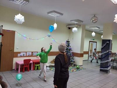 Dziewczynki rzucają balonem.