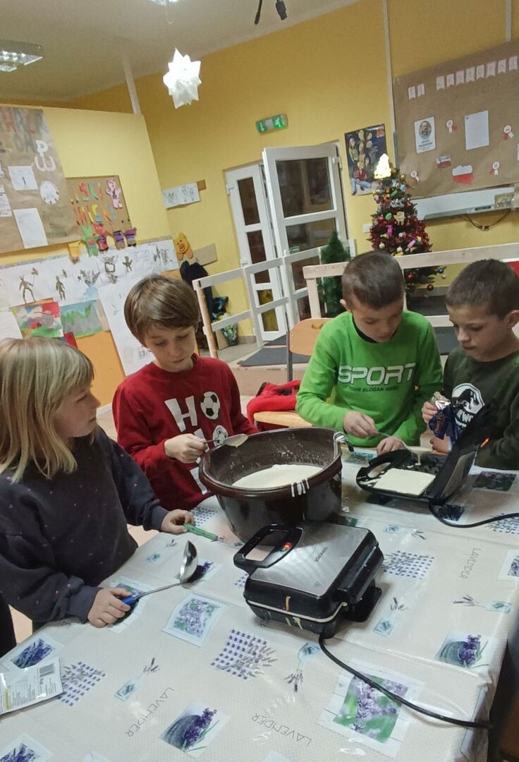 Dzieci pieką gofry.