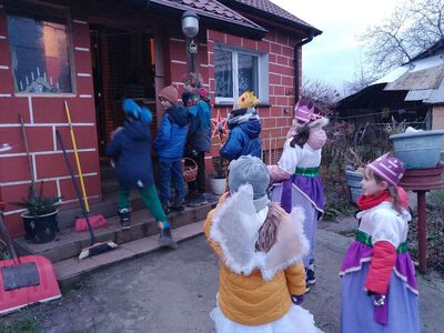 Przebrani wychowankowie PWD w odwiedzinach u mieszkańców.