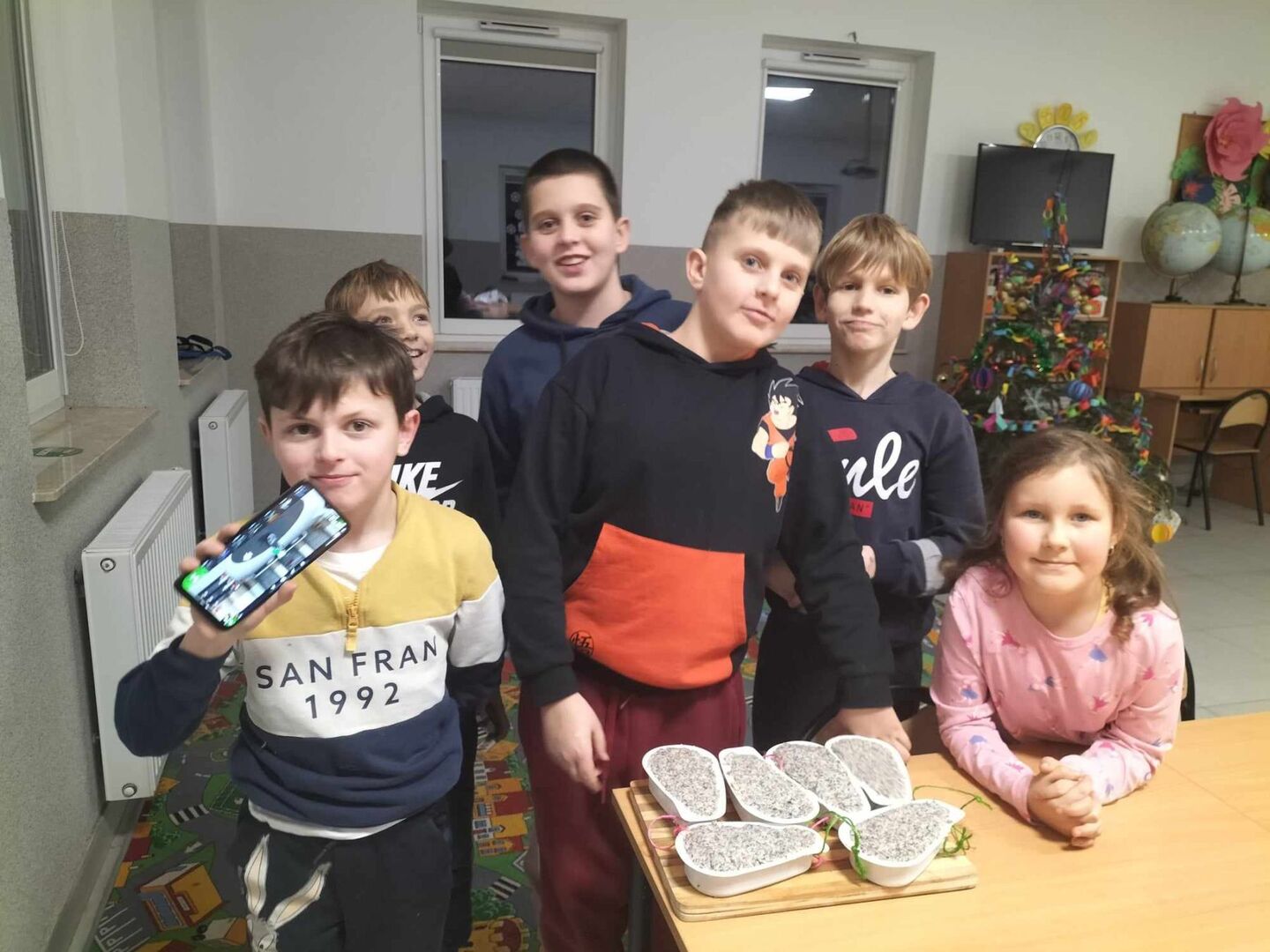 Dzieci prezentują mini karmniki.