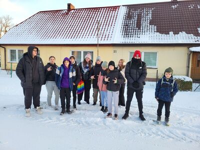 Grupa wychowanków PWD Karwice przed wyjazdem na lodwisko.