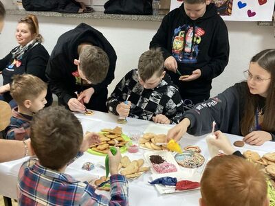 Dzieci w trakcie ozdabiania ciasteczek.