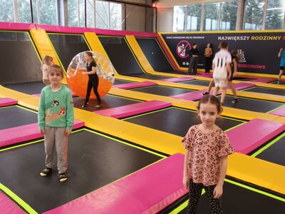 Dzieci na trampolinach.