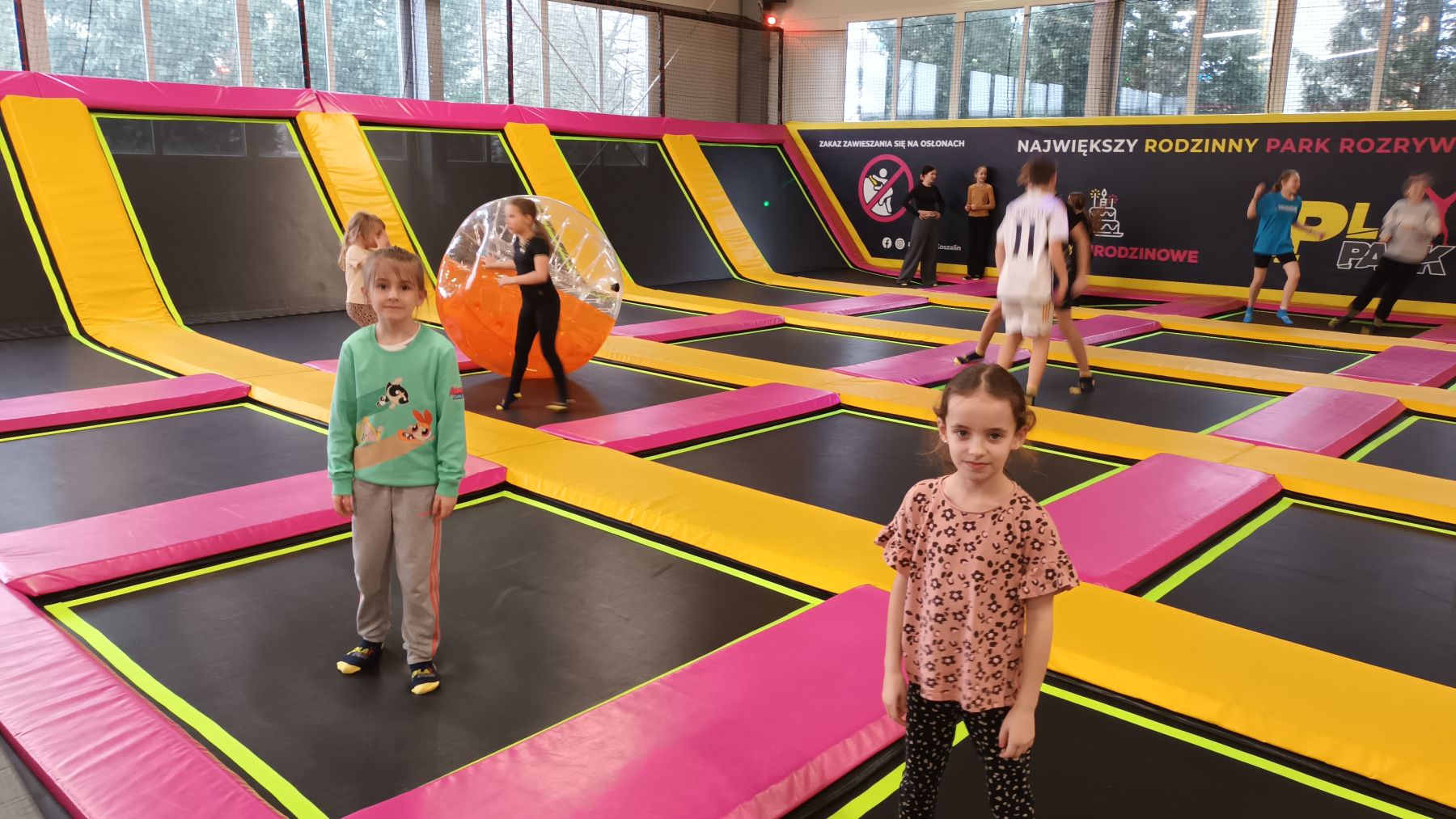 Dzieci na trampolinach.