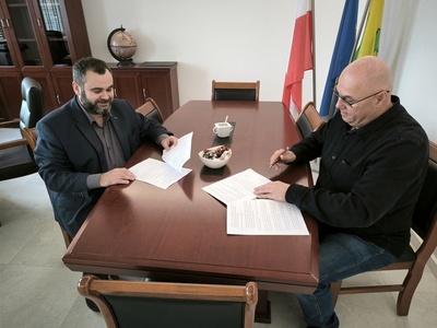 Wójt Gminy Malechowo oraz wykonawca podpisują umowę na realizację zadania.