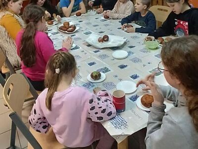 Dzieci podczas degustacji pączków.