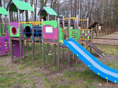 Nowe elementy parku rekreacyjnego nad jeziorem w Ostrowcu. 