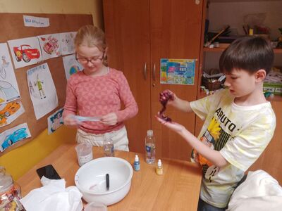 Dzieci wykonują domowe slime.
