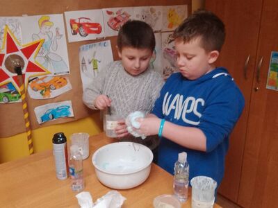 Dzieci wykonują domowe slime.