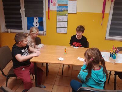 Dzieci podczas gier karcianych.