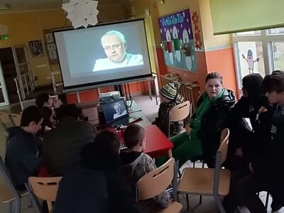 Wychowankowie oglądają film profilaktyczny o dopalaczach.