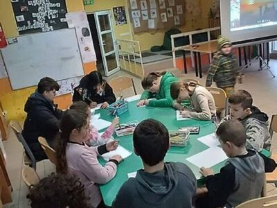 Dzieci tworzą prace plastyczne.