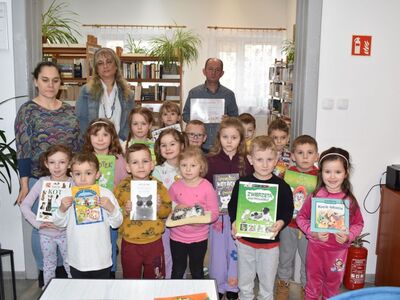 Grupowe zdjęcie 5-latków z przedszkola z paniami wychowawczyniami i bibliotekarzami.