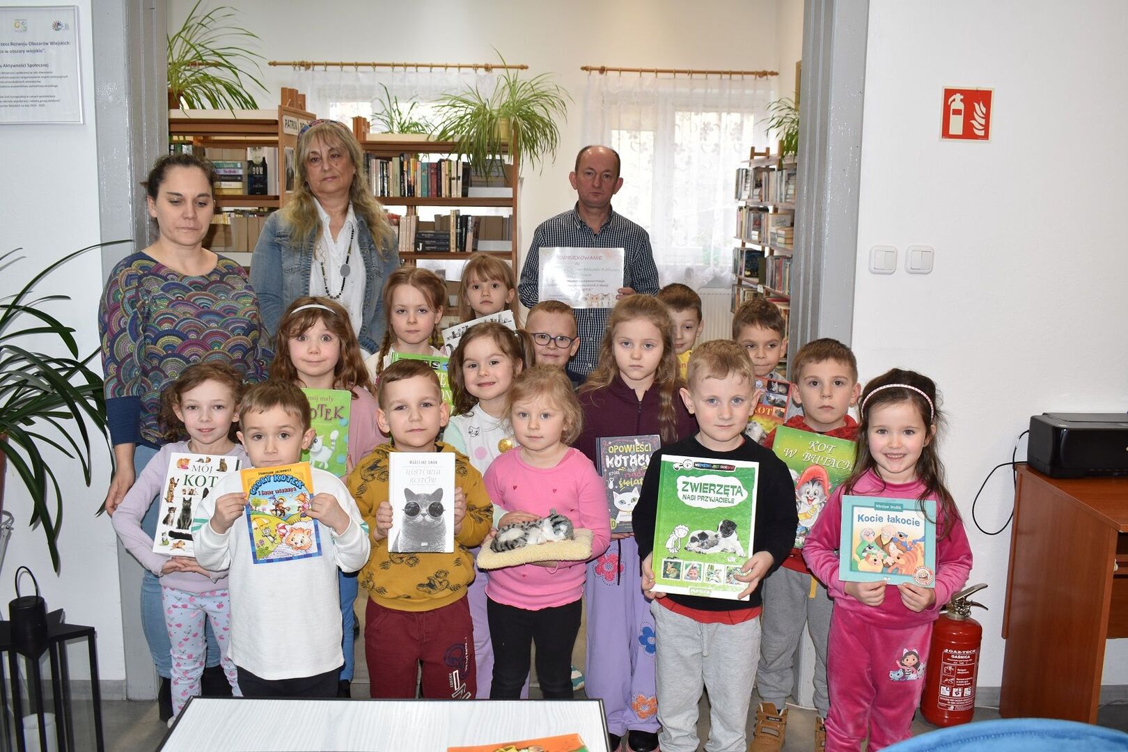 Grupowe zdjęcie 5-latków z przedszkola z paniami wychowawczyniami i bibliotekarzami.