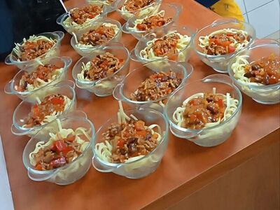 Gotowe spaghetti przygotowane przez dzieci.