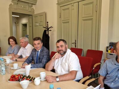 Zdjęcie uczestników spotkania dotyczącego ścieżek rowerowych, które odbyło się w Urzędzie Gminy Sławno, w tym wójta Radosława Nowakowskiego.