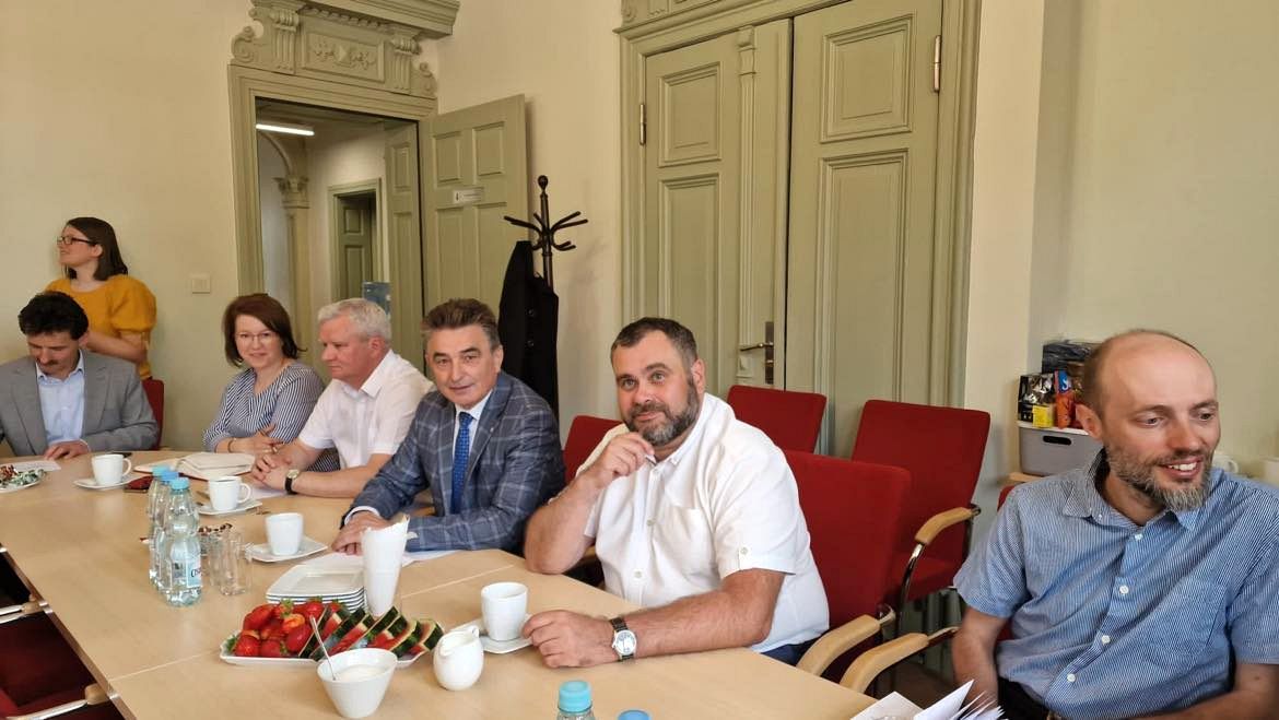 Zdjęcie uczestników spotkania dotyczącego ścieżek rowerowych, które odbyło się w Urzędzie Gminy Sławno, w tym wójta Radosława Nowakowskiego.