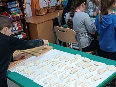 Dzieci lepią pierogi.