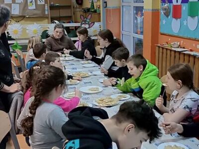 Dzieci podczas degustacji pierogów.