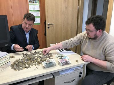 Prezes Fundacji - Kazimierz Szewczuk z pracownikiem UG podczas liczenia pieniędzy. 
