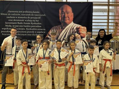 Grupa nagrodzonych karateków z Malechowa.