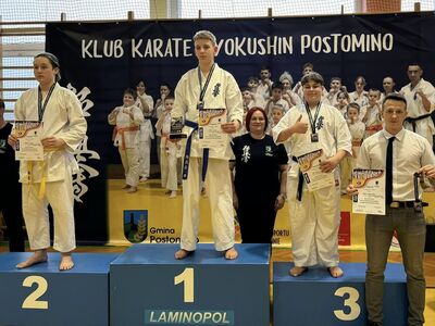 Sensei Michał Bączyk jak sędzia zawodów. 