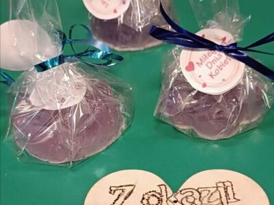 Gotowe i zapakowane mydełka w kształcie róż.