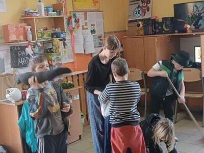 Dzieci wykonują Marzannę z bibuły i słomy.
