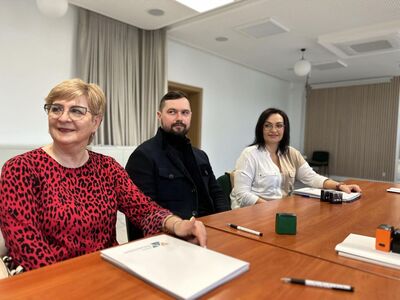 Przedstawiciele z ramienia klubów sportowych w trakcie podpisania umów.