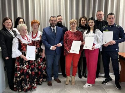 Pamiątkowe zdjęcie przedstawicieli organizacji pozarządowym z wójtem gminy.