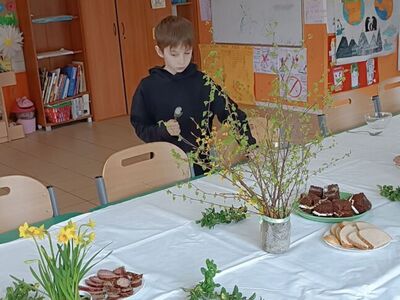 Wychowankowie nakrywają do wielkanocnego stołu.