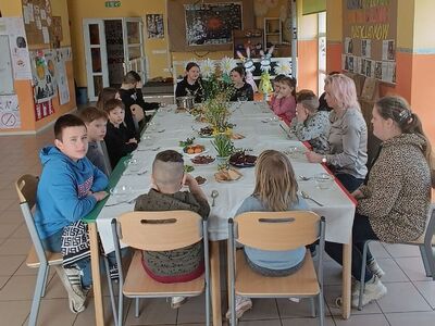 Dzieci przy wspólnym śniadaniu wielkanocnym.