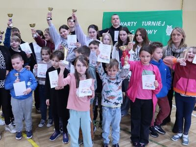 Uczestnicy turnieju z pucharami i dyplomami.