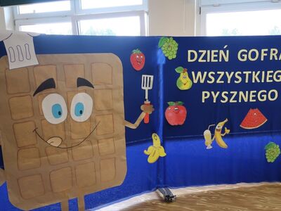 Ścianka z grafikami przygotowana z okazji dnia gofra.