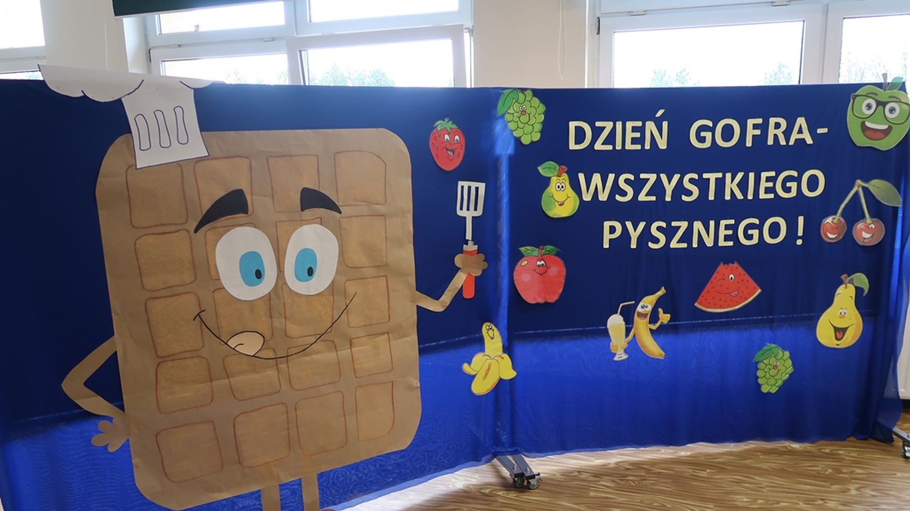 Ścianka z grafikami przygotowana z okazji dnia gofra.