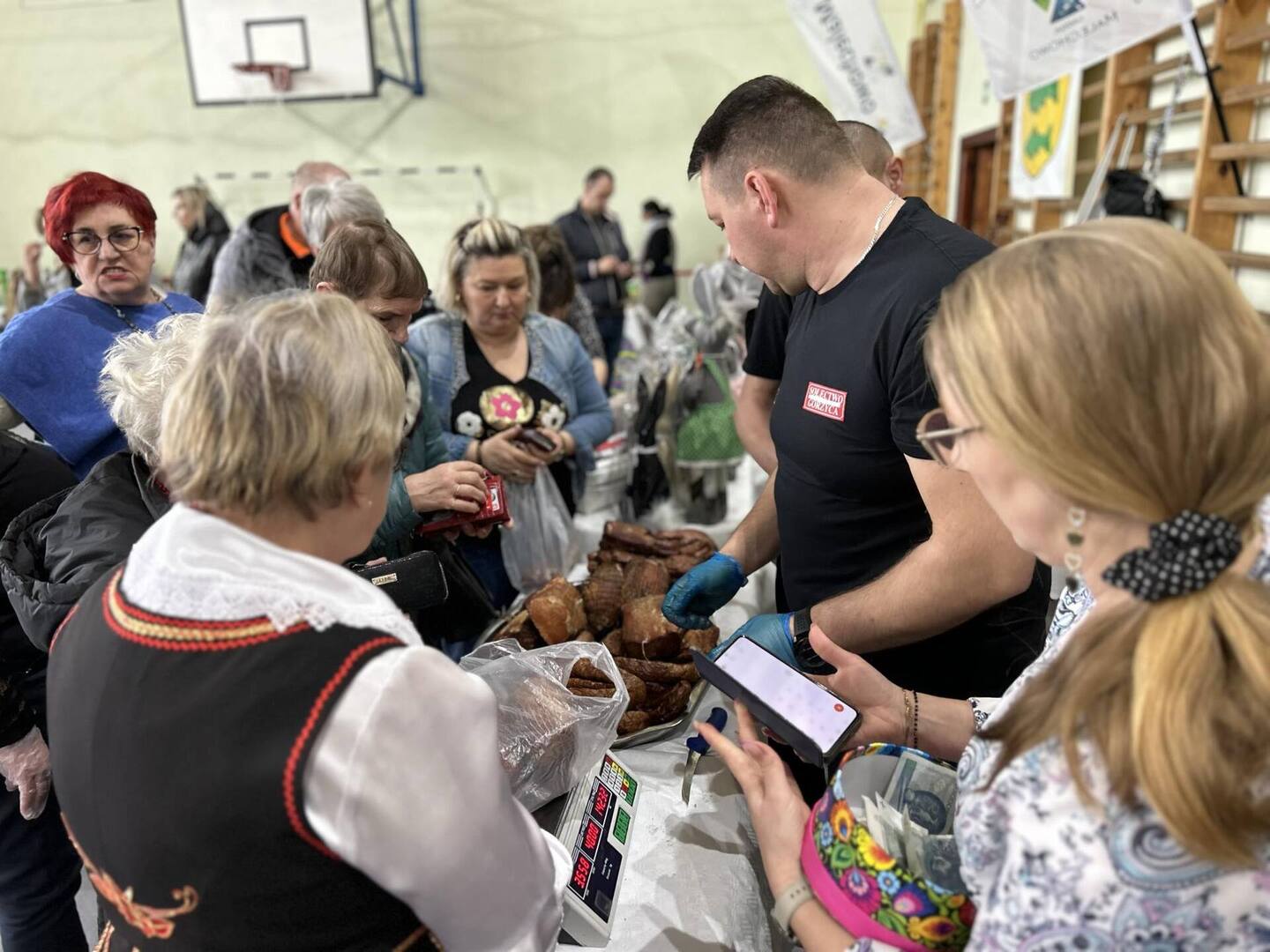 Stoisko Sołectwa Gorzyca i kupujący. 