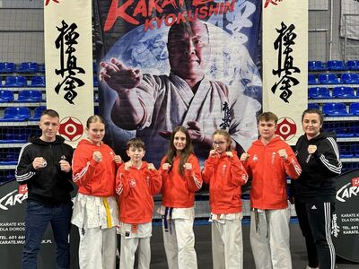 Grupa karateków z zawodów we Włocławku. 