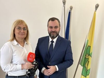 Zdjęcie Wójta Radosława Nowakowskiego z redaktor Renatą Pacholczyk.
