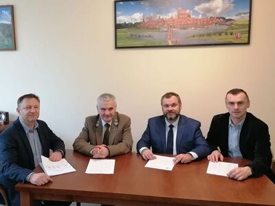 Zdjęcie starosty sławieńskiego, nadleśniczego Jacka Todysa, wójta Radosława Nowakowskiego i radnego powiatowego - Mariusza Małysza.
