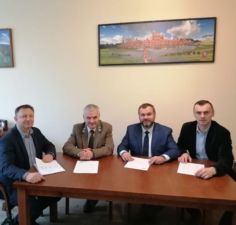 Zdjęcie starosty sławieńskiego, nadleśniczego Jacka Todysa, wójta Radosława Nowakowskiego i radnego powiatowego - Mariusza Małysza. 