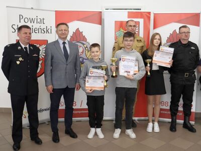 Najlepsi uczestnicy z gminy Malechowo z dyplomami podczas powiatowych eliminacji w Sławnie. 